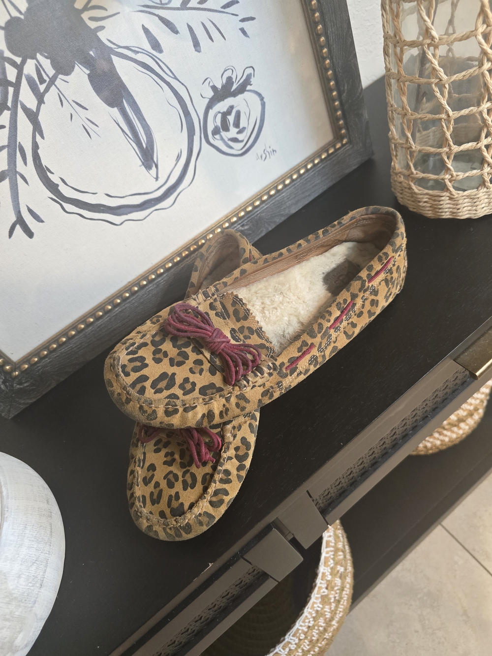 UGG Ansley Womenโs Moccasin Slipper Leopard Print Shearling Lined US 8